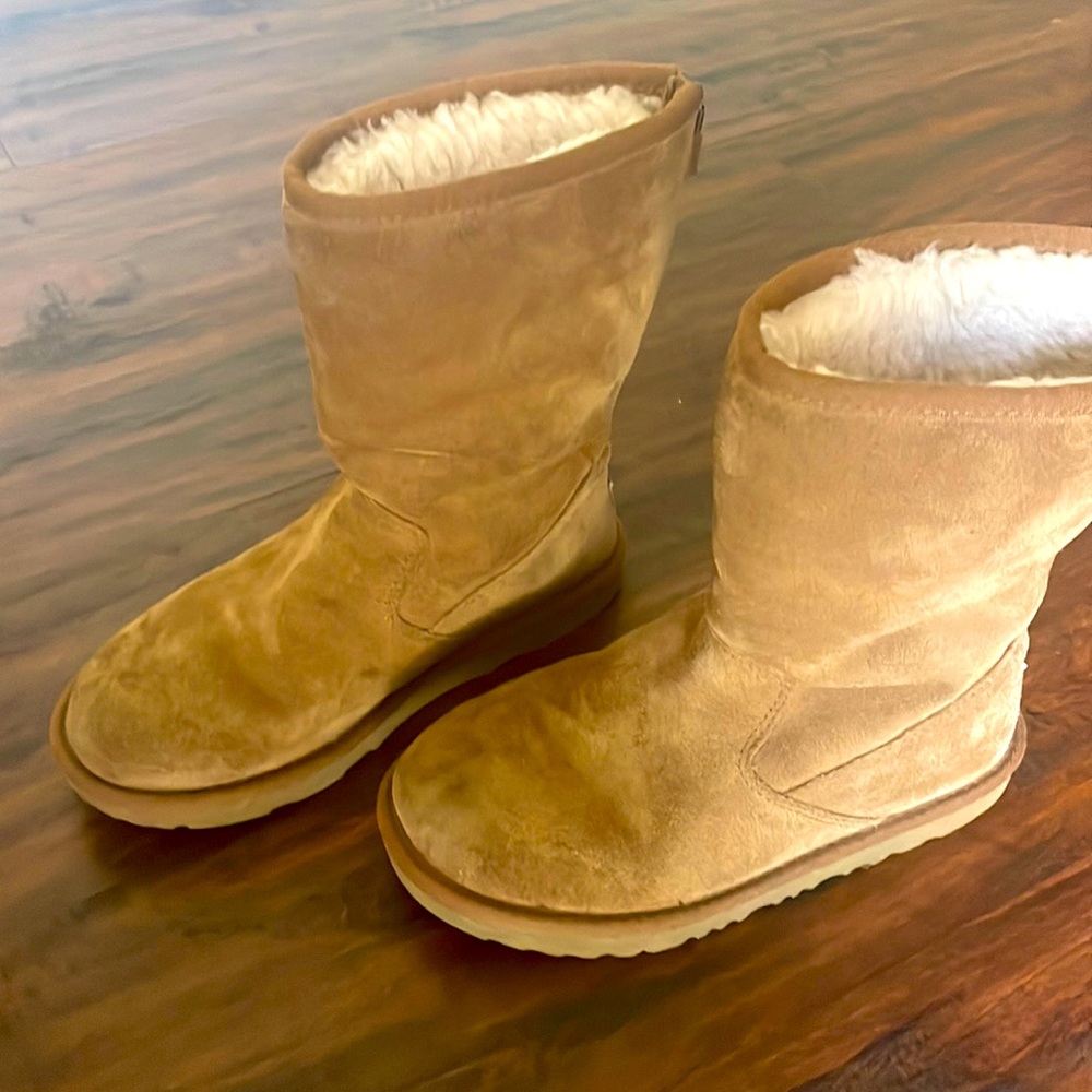 UGG Kids classic size 3